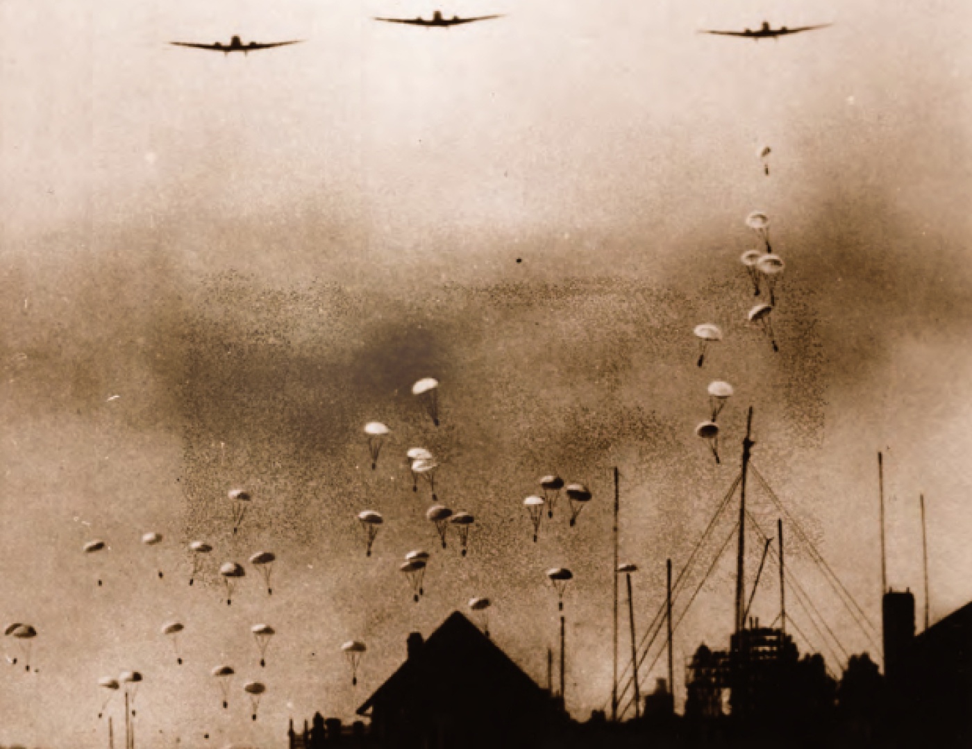 18-02-GALV-ORIG-BQ-idnr.2657-F-1940-46-parachutisten-boven-tedbr.jpg.jpg 18-02-GALV-ORIG-BQ-idnr.2657-F-1940-46-parachutisten-boven-tedbr.jpg.jpg