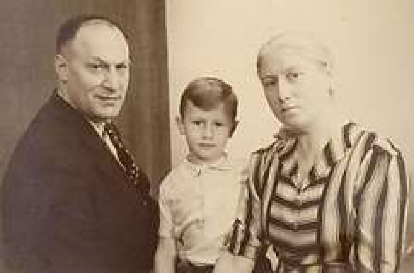 Alexander Kwetsie met zijn vrouw Hendrika van Driel en jongste zoon.
Privé-collectie Alexander Kwetsie met zijn vrouw Hendrika van Driel en jongste zoon.
Privé-collectie