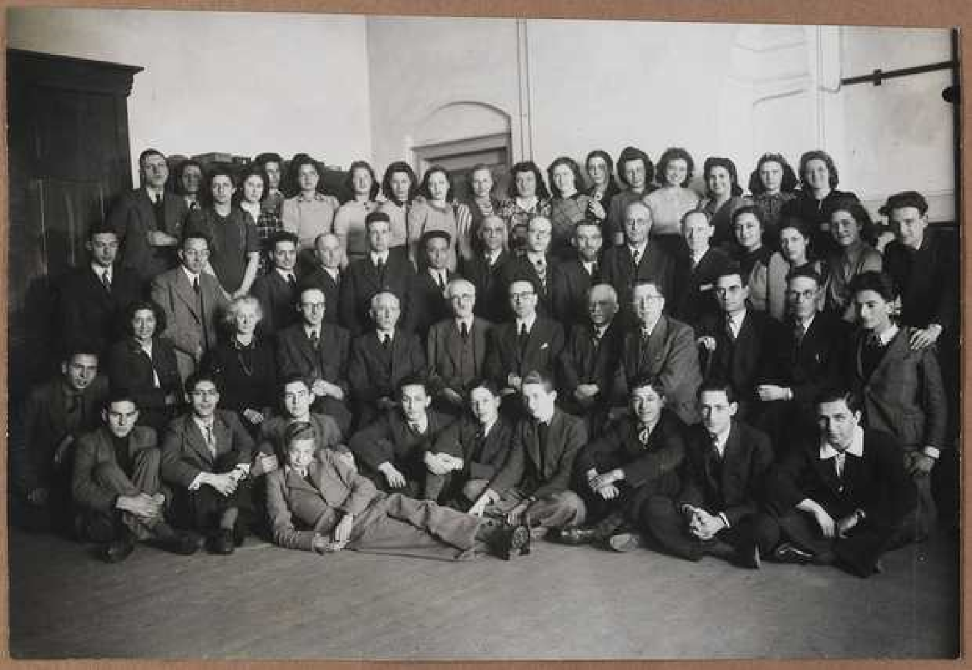 Bron: Wally de Lang, Slotakkoord der kinderjaren. Herinneringen aan het Joodsch Lyceum Fisherstraat Den Haag 1941-1943 (Den Haag 2003) Bron: Wally de Lang, Slotakkoord der kinderjaren. Herinneringen aan het Joodsch Lyceum Fisherstraat Den Haag 1941-1943 (Den Haag 2003)