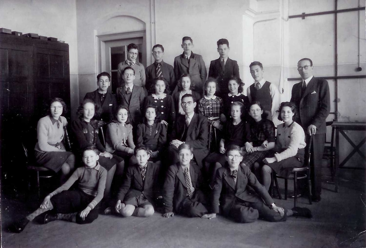 Joods Lyceum Klas 1B-HBS-1941-1942, met Rachel Blok, tweede rij van boven, derde vanaf links (Bron: M.S.R. Mihon) Joods Lyceum Klas 1B-HBS-1941-1942, met Rachel Blok, tweede rij van boven, derde vanaf links (Bron: M.S.R. Mihon)