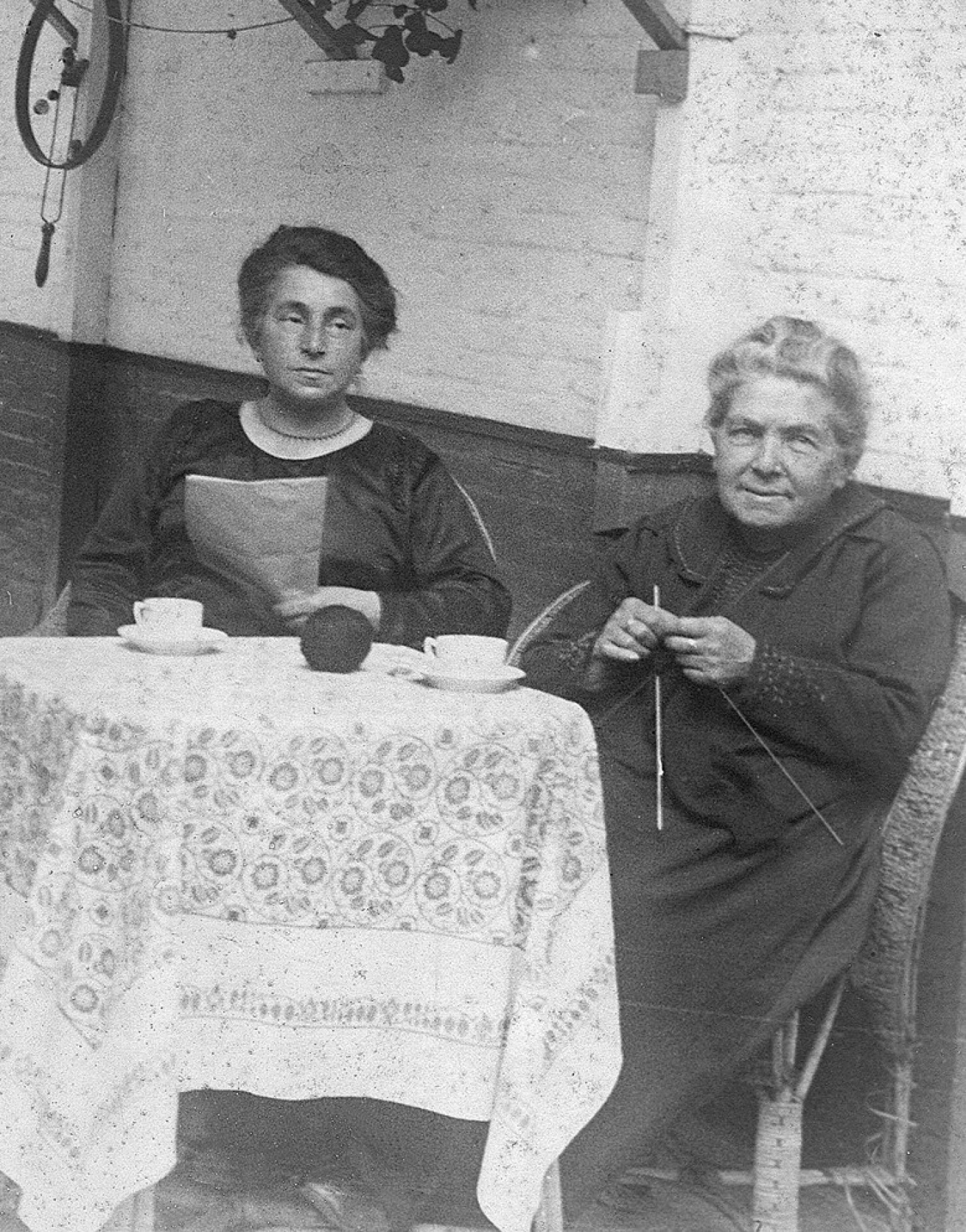 Polak-Alter, waarschijnlijk op een binnenplaatsje in Scheveningen, ca. 1920.
Collectie Jacqueline en Freddy Polak. Polak-Alter, waarschijnlijk op een binnenplaatsje in Scheveningen, ca. 1920.
Collectie Jacqueline en Freddy Polak.