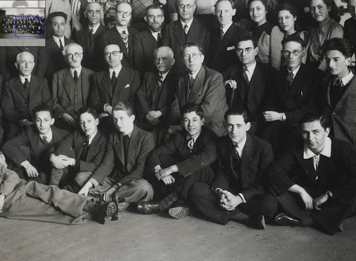 Voorste rij op de grond, tweede van rechts op de foto;
Elie Davidson, april 1942 Joods Lyceum Den Haag
Bron: http://www.jhm.nl/collectie/fotos Voorste rij op de grond, tweede van rechts op de foto;
Elie Davidson, april 1942 Joods Lyceum Den Haag
Bron: http://www.jhm.nl/collectie/fotos