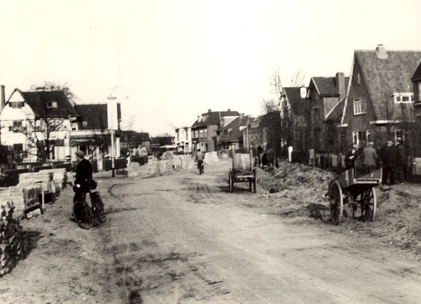 1938. Voorburgseweg gezien in de richting van de Damlaan. Links achter de witte woning het toegangspad naar Carolinenhof. Rechts het huidige nummer 41A. Foto gemeente Leidschendam, collectie Leidschendam-Voorburg, bron Haags Gemeentearchief. 1938. Voorburgseweg gezien in de richting van de Damlaan. Links achter de witte woning het toegangspad naar Carolinenhof. Rechts het huidige nummer 41A. Foto gemeente Leidschendam, collectie Leidschendam-Voorburg, bron Haags Gemeentearchief.