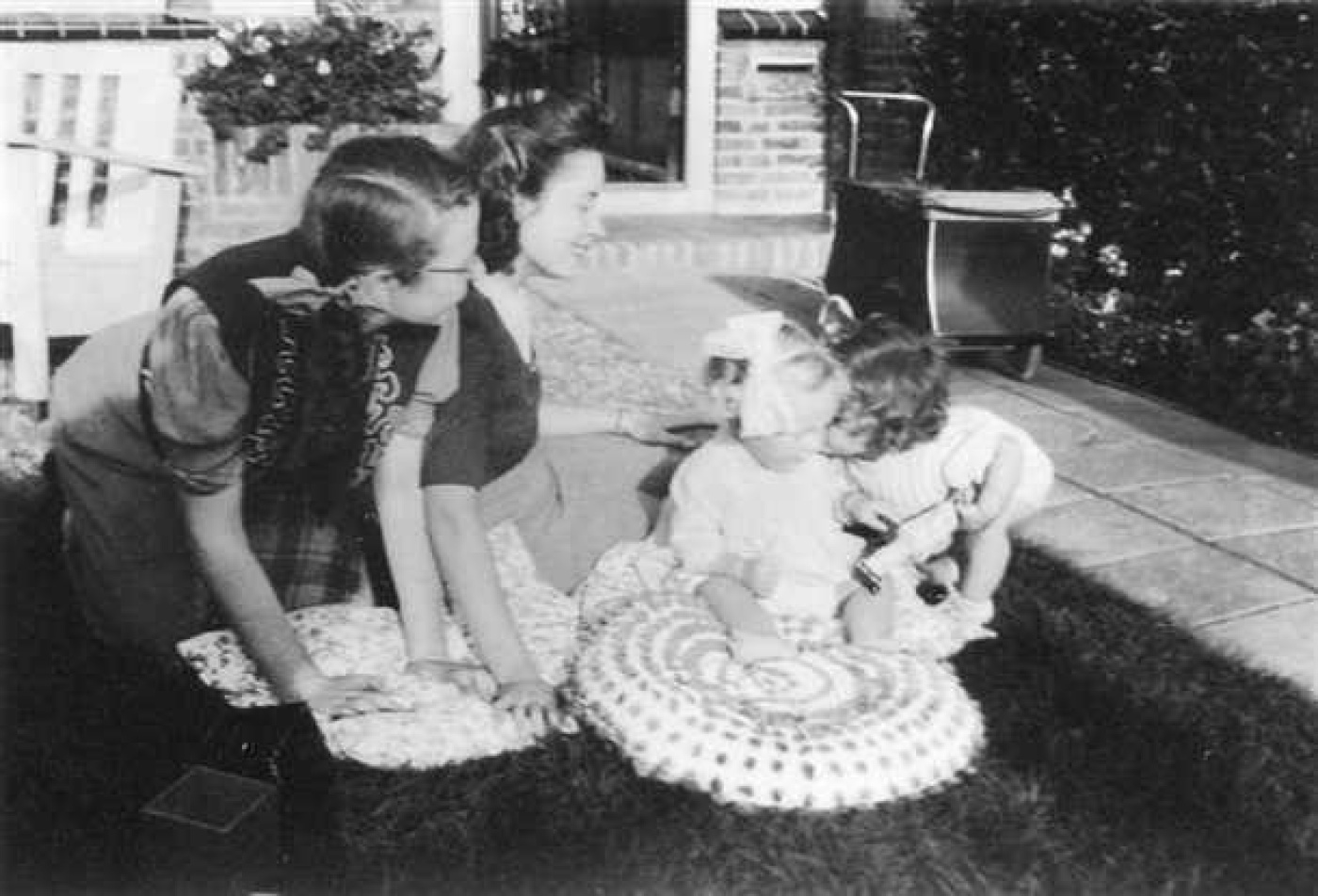Philine Jacobson (met bril) in de voortuin van de Doctor Beguinlaan 16 in de zomer van 1942
Bron: Joodsmonument.nl Philine Jacobson (met bril) in de voortuin van de Doctor Beguinlaan 16 in de zomer van 1942
Bron: Joodsmonument.nl