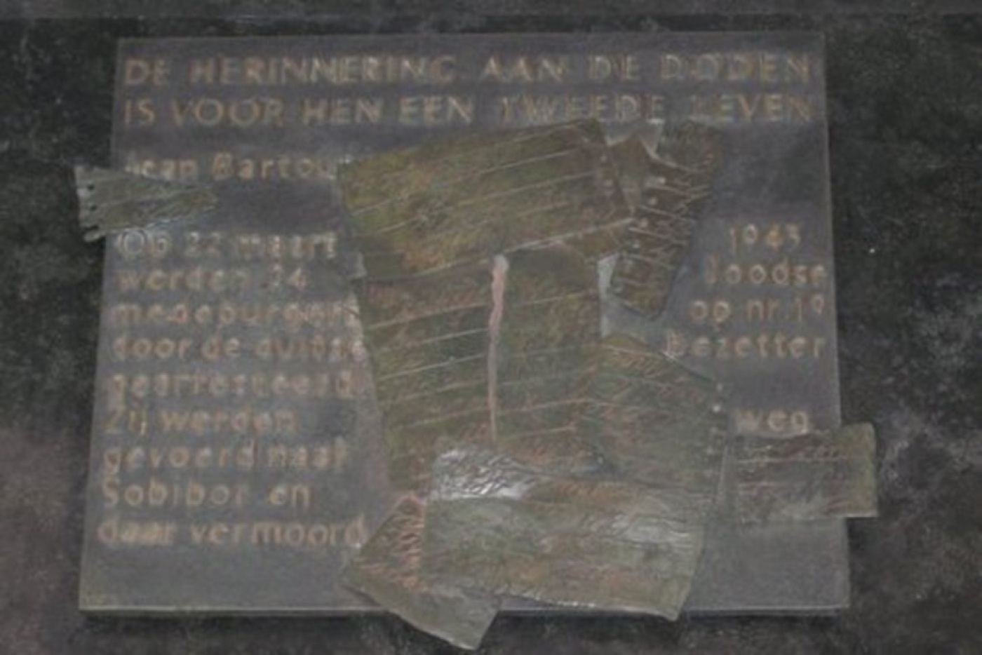 De tekst op de plaquette luidt: 'DE HERINNERING AAN DE DODEN IS VOOR HEN EEN TWEEDE LEVEN’
Het monument in de Reinkenstraat 19 te Den Haag. Ontwerper Loek Bos liet zich leiden door het motief van een boodschappenbriefje als symbool voor de vergankelijkhei De tekst op de plaquette luidt: 'DE HERINNERING AAN DE DODEN IS VOOR HEN EEN TWEEDE LEVEN’
Het monument in de Reinkenstraat 19 te Den Haag. Ontwerper Loek Bos liet zich leiden door het motief van een boodschappenbriefje als symbool voor de vergankelijkhei