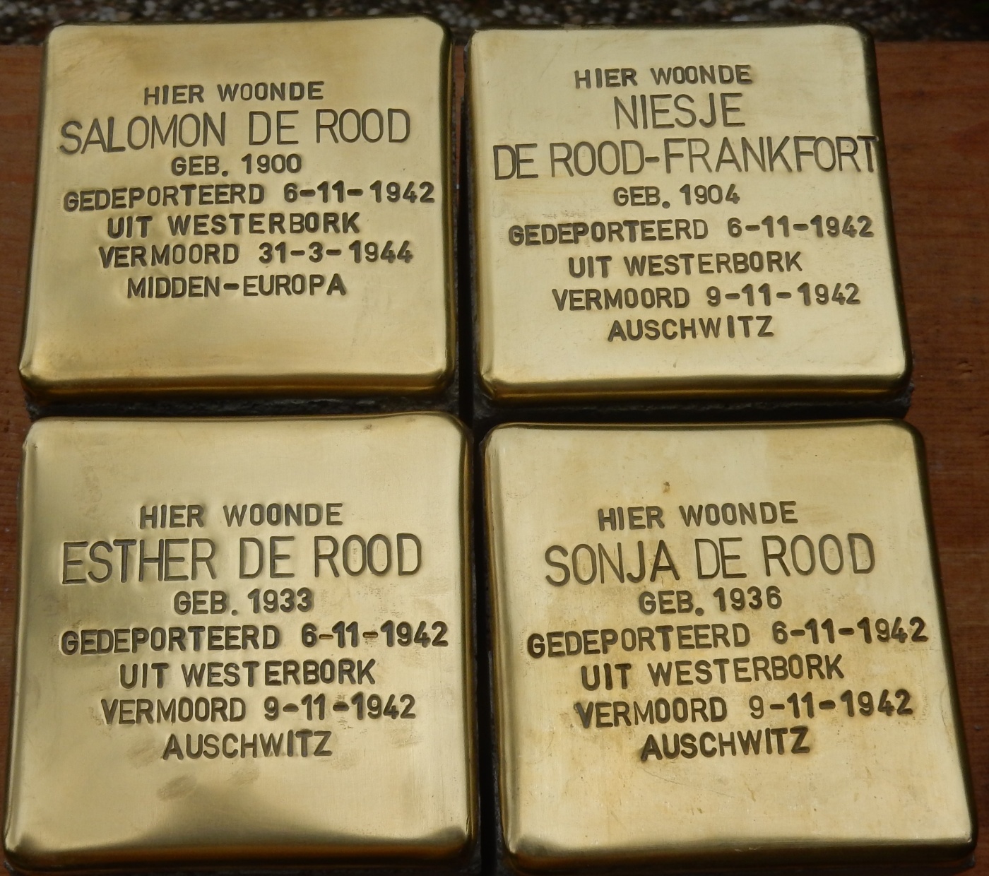 Rood de Familie-Stolperstein.JPG